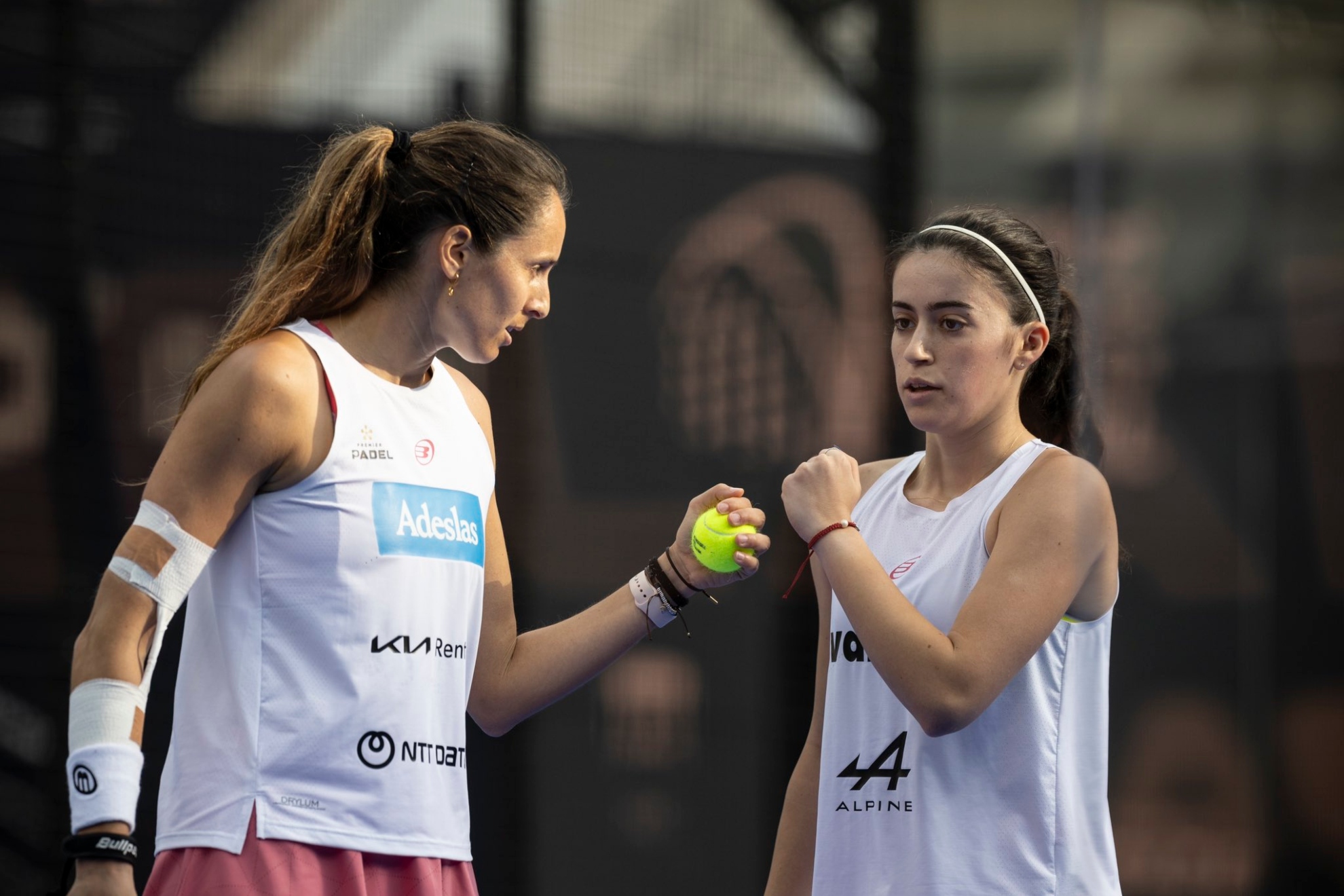 赵睿昨日被换下后十分沮丧 替补席怒摔水瓶